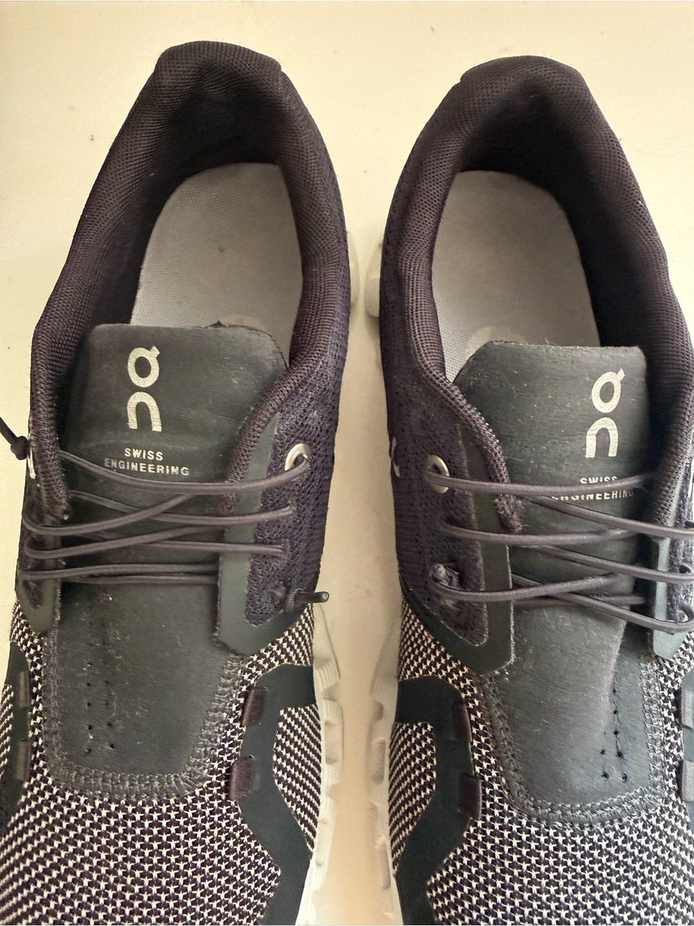 On Running cloud 5 Women size 9  Athletic Shoes in Black and White - Picture 8 of 8